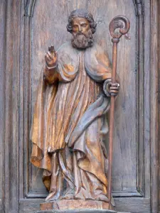 Mur-de-Barrez - Detail van het portaal van de kerk van St. Thomas van Canterbury: houten beeld van St. Thomas van Canterbury