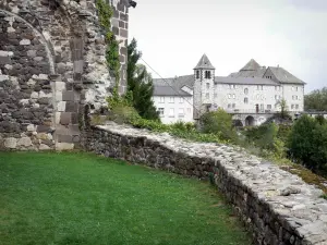 Mur-de-Barrez - Gezicht op het klooster van St. Claire uit de tuin van Maria