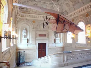 Musée des Arts et Métiers - Collection Transports : aéroplane au-dessus de l'escalier d'honneur du musée