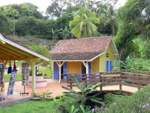 Musée de la Banane - Village de cases colorées du domaine