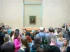 Musée du Louvre - Aile Denon : visiteurs devant La Joconde de Léonard de Vinci