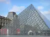 Musée du Louvre - Pyramide du Louvre dans la cour Napoléon