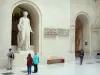 Musée du Louvre - Aile Denon : statue de Melpomène dans la cour du Sphinx