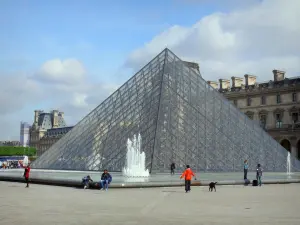 Museo del Louvre - Piramide e il Palazzo del Louvre