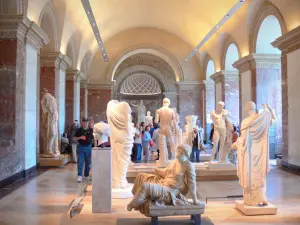 Museo del Louvre - Ala Sully - Raccolta del greco: la Venere di Milo e la sua galleria di sculture greche