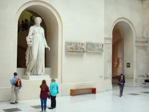 Museo del Louvre - Denon Ala: statua Melpomene nel cortile della Sfinge