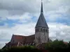 Mussy-sur-Seine - Bomen, daken van huizen, de kerk Saint-Pierre-ès-Liens en wolken in de lucht