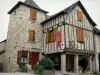 Najac - Fachwerkhaus des Platzes Faubourg bergend das Fremdenverkehrsamt von Najac