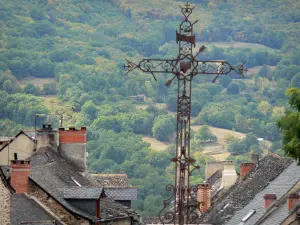 Najac - Kruis en daken van het dorp met uitzicht op het omliggende groene landschap