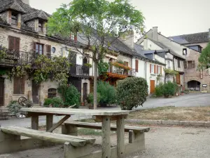 Najac - Picknicktafel op de Faubourg en gevels van huizen in het dorp