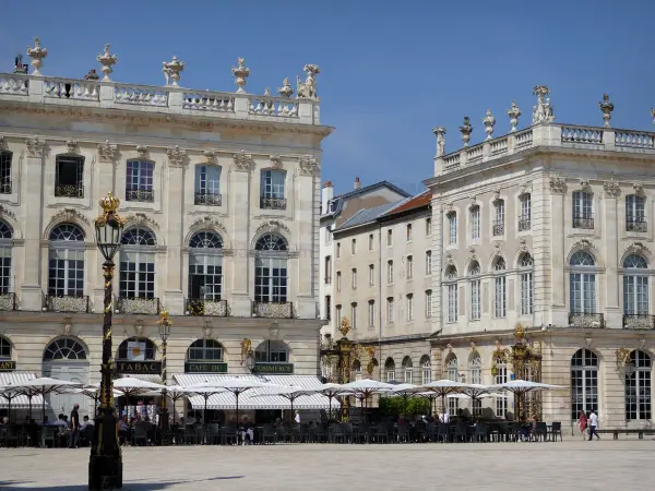 Nancy - Façades et terrasse de café de la place Stanislas