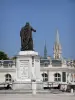 Nancy - Estatua de Stanislas Leszczynski en Place Stanislas con vistas a la torre de la basílica de Saint-Epvre