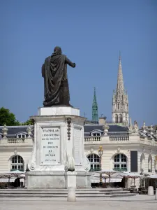 Nancy - Statua di Stanislas Leszczynski su Place Stanislas con vista sulla guglia della basilica di Saint-Epvre