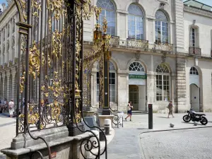 Nancy - Grilles de la place Stanislas et façade de l'Office de Tourisme