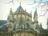 Nantes - Kathedrale Saint-Pierre-et-Saint-Paul gotischen Stiles, Zweige eines Baumes und Wolken im Himmel