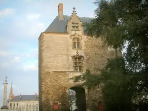 Nantes - Tor  Saint-Pierre, Gebäude und Statue des Platzes Maréchal-Foch