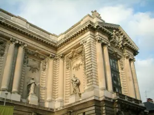 Nantes - Edificio che ospita il Museo delle Belle Arti, le nuvole nel cielo