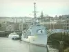 Nantes - Fleuve (la Loire), escorteur d'escadre Maillé-Brézé (musée naval), quai de la Fosse et bâtiments de la ville