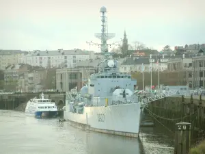 Nantes - River (Loire), squadrone escort Maille-Breze (Museo Navale), Quai de la Fosse e gli edifici della città