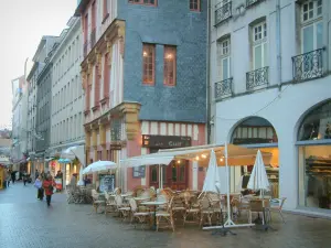 Nantes - Kaffeeterrasse, kleine Läden, Fachwerkhaus und Gebäude der Stadt