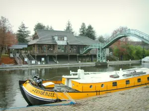 Nantes - Frachtkahn festgebunden am Kai, Fluss Erdre und Hafenamt (Insel Versailles)