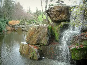 Nantes - Insel von Versailles: kleiner Wasserfall, Bäume und Wasserfläche des japanischen Gartens