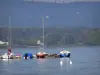 Meer van Nantua - Lake, boten afgemeerd aan een ponton, en beboste kust, in de Haut-Bugey