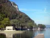 Meer van Nantua - Monument voor de gedeporteerden van de Ain, en de bergen bedekt met bomen met uitzicht op het meer, in Opper-Bugey