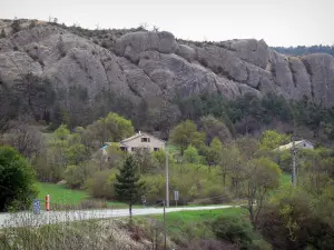 Napoleon road - Napoleon road, houses, trees and rock faces