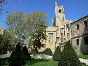 Narbonne - Archbishops' garden with its sundial and tower of the Saint-Just-et-Saint-Pasteur cathedral