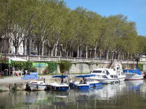 Narbonne - Robine canal, moored boats and plane trees dominating the place