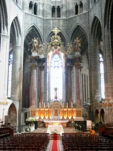 Narbonne - Inside the Saint-Just-et-Saint-Pasteur cathedral: Gothic choir and main altar