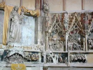Narbonne - Inside the Saint-Just-et-Saint-Pasteur cathedral: polychrome stone altarpiece of the Notre-Dame-de-Bethléem axial chapel