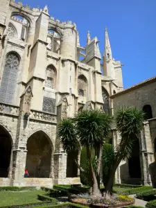 Narbonne - Cloister garden and Saint-Just-et-Saint-Pasteur cathedral