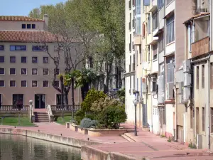 Narbonne - Robine canal and facades of the town