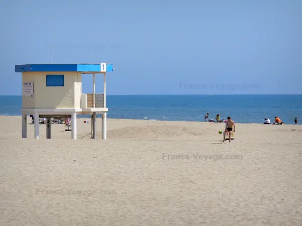 Narbonne-Plage - Zandstrand, badmeester station van het resort en de Middellandse Zee in de stad Narbonne, in het Regionale Natuurpark van Narbonne in de Middellandse Zee