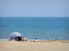 Narbonne-Plage - Urlauber-Familie sich am Sandstrand ausruhend, gegenüber dem Mittelmeer; im Regionalen Naturpark Narbonnaise en Méditerranée