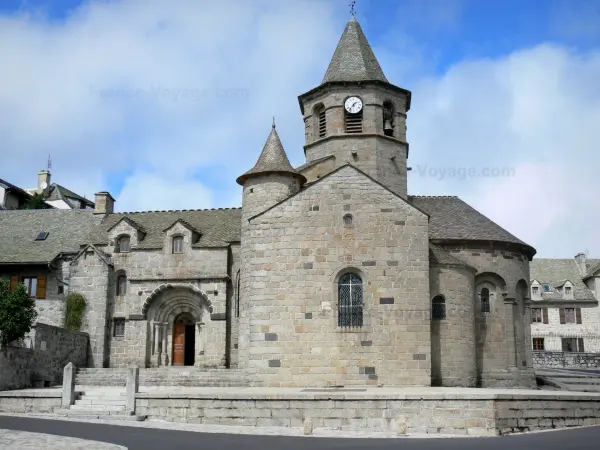 Nasbinals - Romaanse kerk Santa Maria, in het hart van Aubrac Lozère