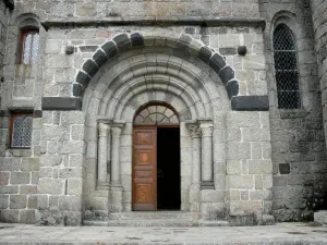 Nasbinals - Portail de l'église romane Sainte-Marie ; au coeur de l'Aubrac Lozérien