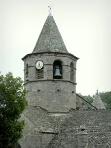 Nasbinals - Achteckiger Glockenturm der romanischen Kirche Sainte-Marie; im Herzen der Aubrac Lozérien