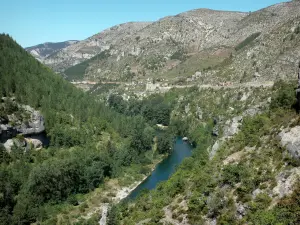 Nationaal Park van de Cevennen - Gorges du Tarn met het gehucht Prades (stad van Sainte-Enimie) op de achtergrond