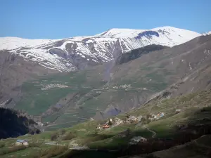 Nationaal Park van Les Ecrins - Ecrins massief: gehuchten, weilanden en bergen, sneeuw op de achtergrond