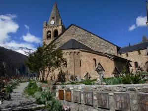 Nationaal Park van Les Ecrins - Village of La Grave: Kerk van Onze Lieve Vrouw van de Assumptie Romeinse stijl en het kerkhof, met sneeuw bedekte berg (sneeuw) op de achtergrond