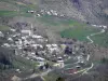 Nationaal Park van Les Ecrins - Dorp van Orcières: kerktoren St. Lawrence, huizen, gebouwen, wegen en weilanden, in Champsaur