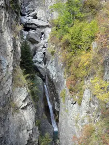 Nationaal Park van Les Ecrins - Ecrins massief: waterval, omringd door rotswanden