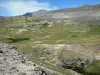 Nationalpark der Pyrenäen - Kessel Troumouse: Pfad führend zum Aussichtspunkt der Mutter Gottes, Gebirge des natürlichen Kessels im Hintergrund