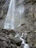 Nationalpark der Pyrenäen - Kessel Gavarnie: grosser Wasserfall, Bergwand und Felsen