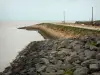 Nature reserve of the Aiguillon bay - Breakwater of the Aiguillon dike and the sea