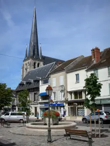 Nemours - Glockenturm der Kirche Saint-Jean-Baptiste und Häuserfassaden der Stadt