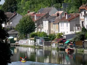 Nemours - In canoa sul fiume Loing e case lungo l'acqua